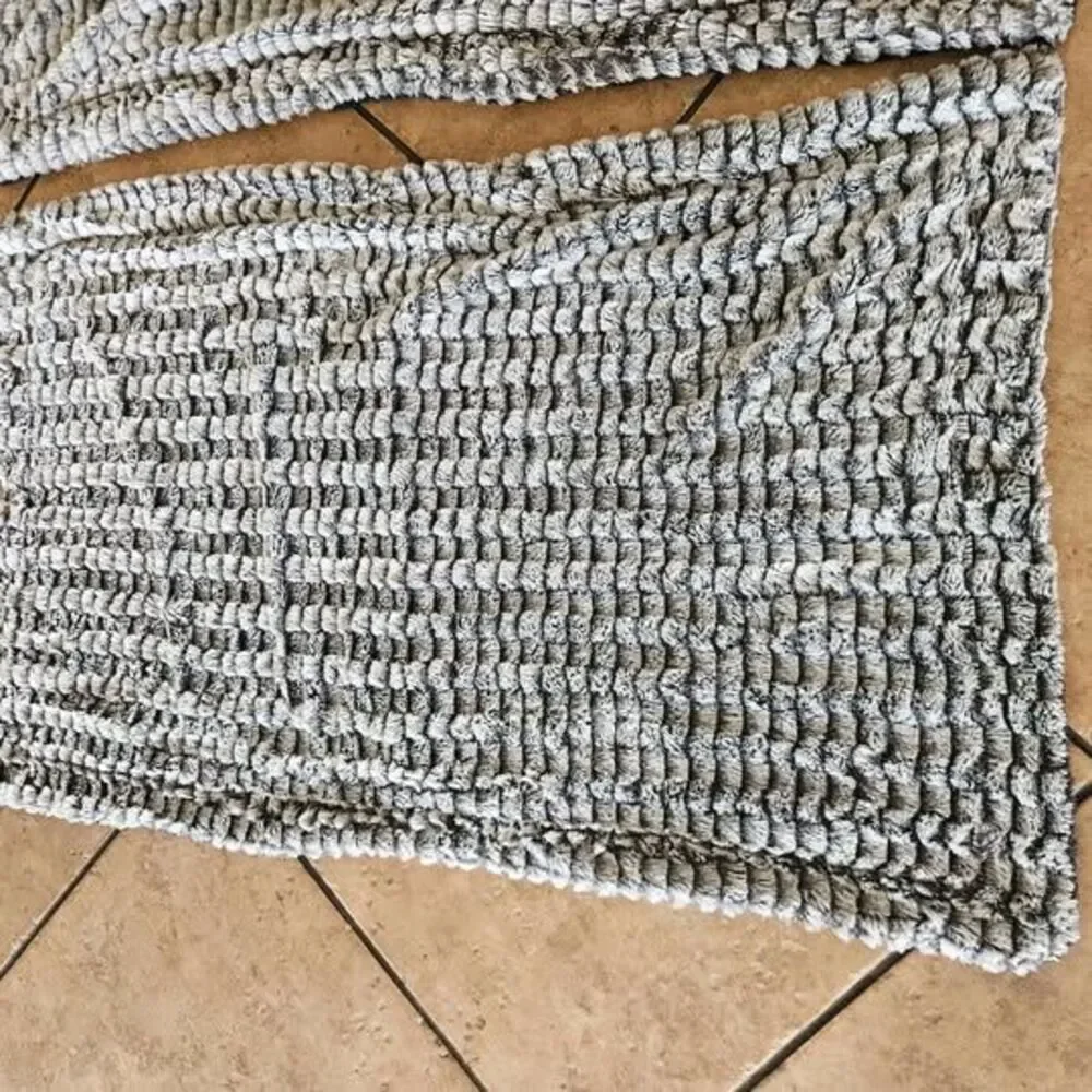 Set of 2 Grey Textured Faux Fur Bed Pillow Cases Sham Covers 36